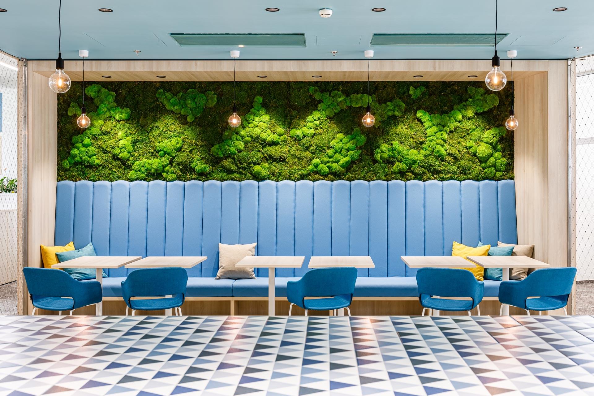 Komfortní posezení s mechovým obrazem v kuchyňce společnosti Elektrotrans