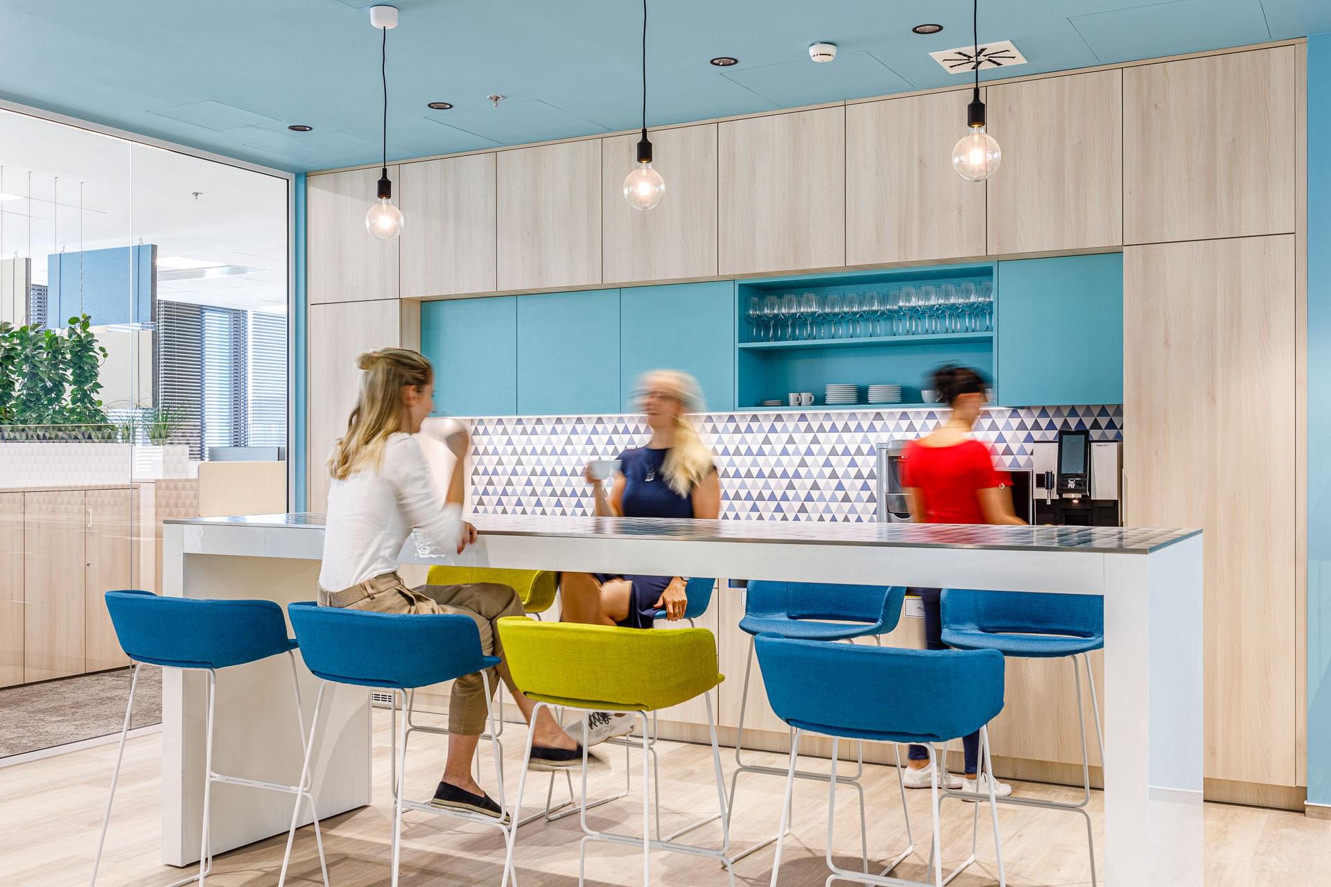 Příjemní posezení u barového stolu v kuchyňce společnosti Elektrotrans