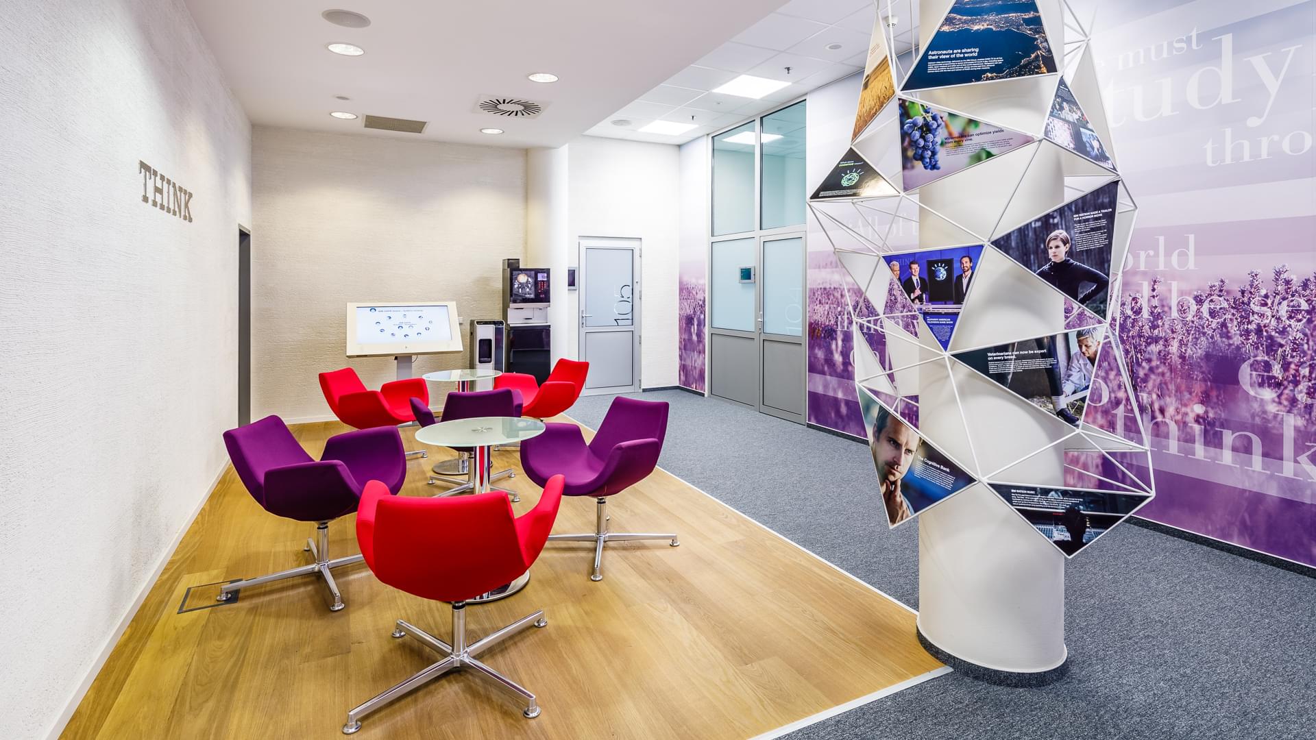 Barevný kancelářský prostor se soft seating křesly ve výrazných barvách v IBM kancelářích