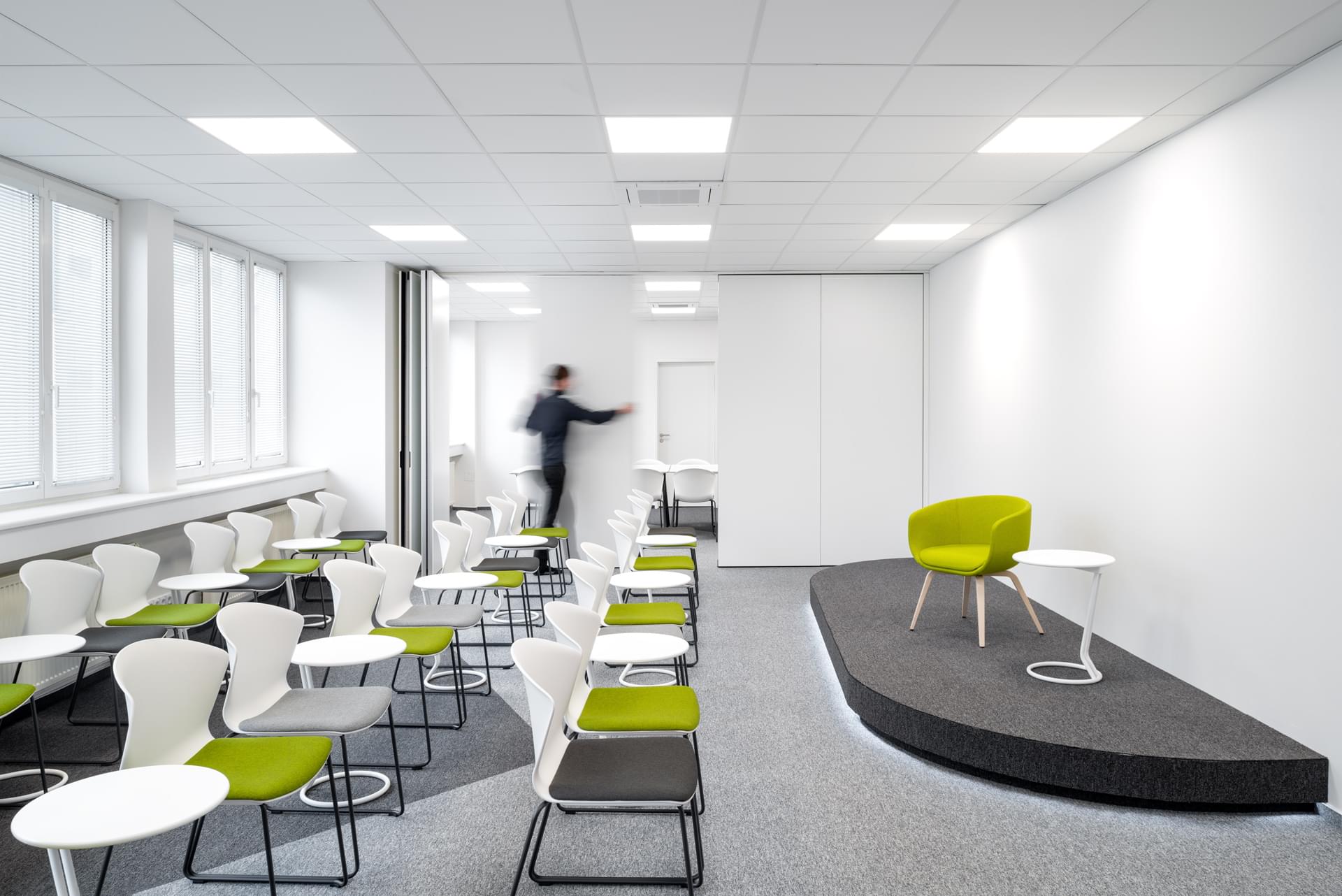 Zasedací místnost s posuvnou stěnou a s židlemi Whass od Actiu ve firmě Inventi