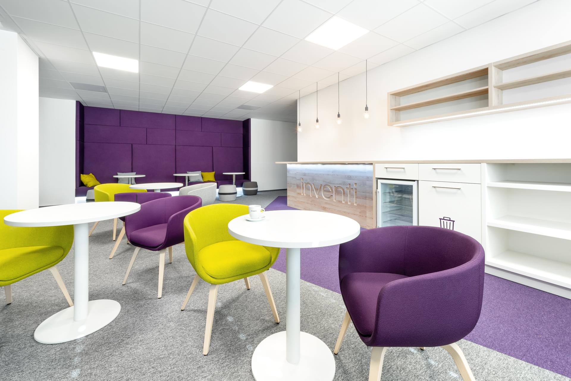 Realizace odpočinkové místnosti s barovou kuchyňkou ve firmě Inventi