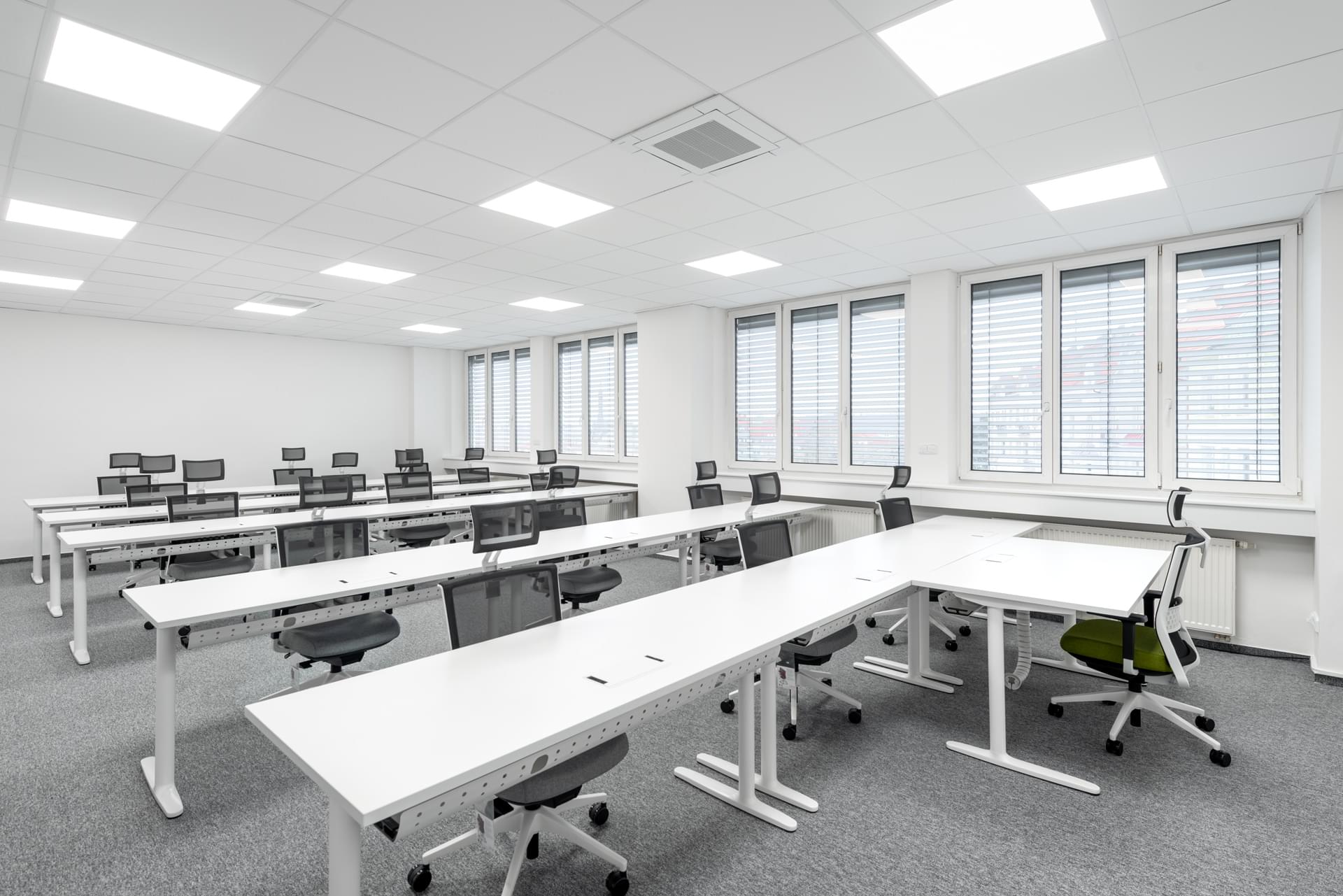 Tréninková místnost s pracovními stoly Talent od Actiu ve společnosti Inventi