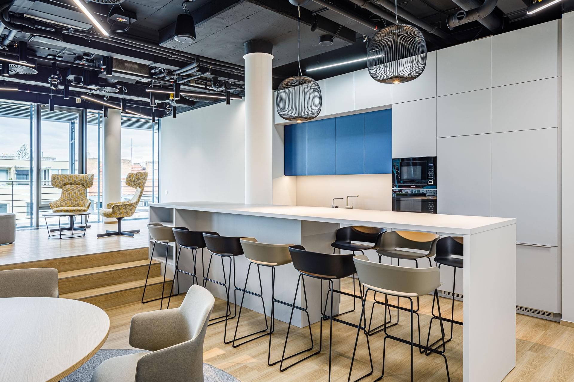 Barový stůl v moderní firemní kuchyňce a lounge společnosti JTI