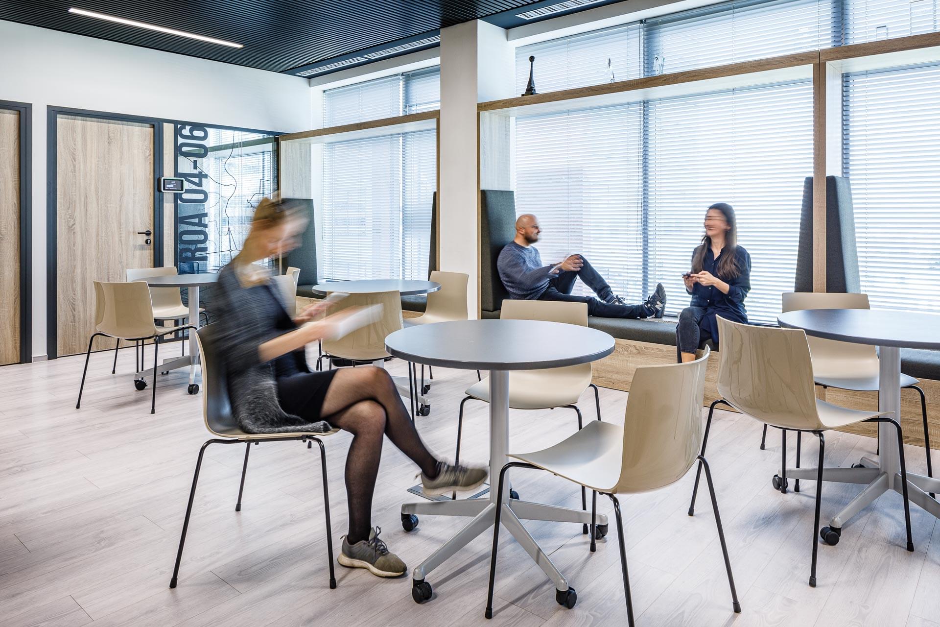 Flexibilní využití kuchyňky s kolečkovými stoly