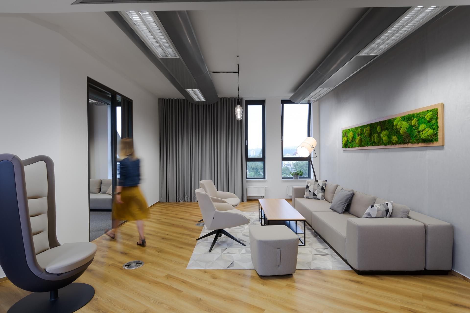 Lobby with mummified moss on the wall and an Actiu Badminton chair