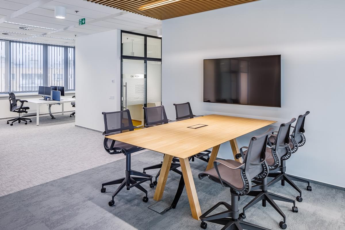 Office space in the form of a meeting room with ergonomic furniture