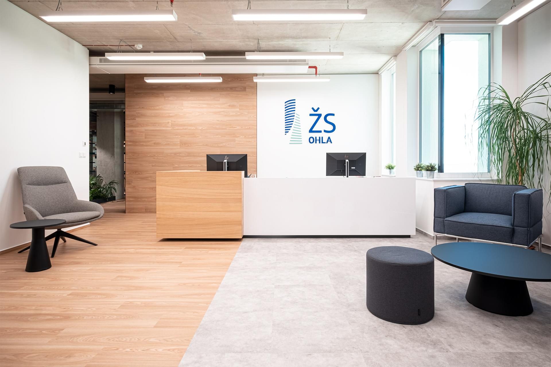 Recepce s lobby prostorem v dřevěném stylu a bílém provedení s komfortními křesly