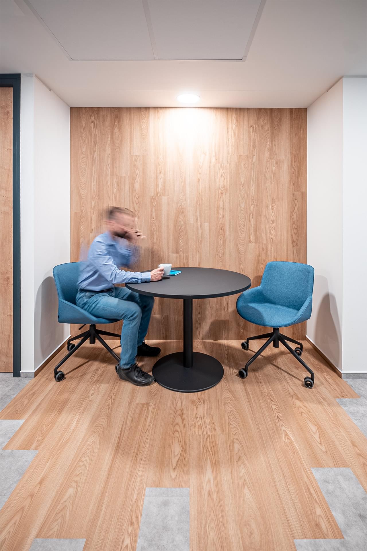 Komfortní křesílka pro rychlou kávu v kancelářích OHLA ŽS