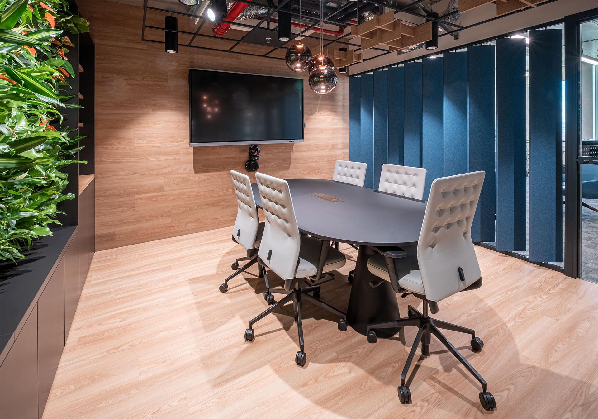 Zasedací místnost s rostlinnými prvky a ergonomickým interiérem
