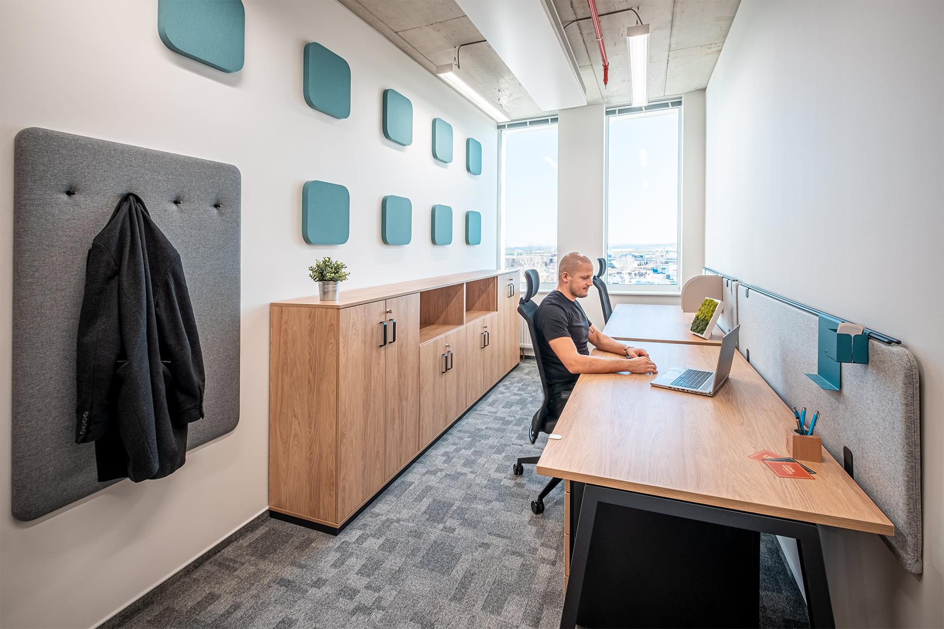 Kancelářský prostor ve světlém provedení s akustickými prvky v kancelářích OHLA ŽS