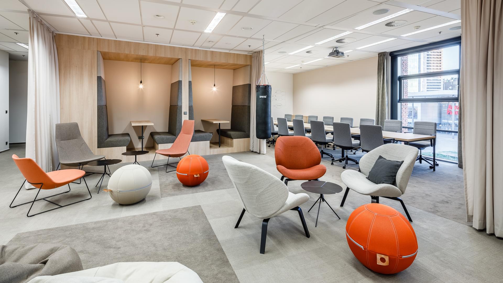 Místnost s maximálním pohodlím ve formě CRON židlí od firmy Actiu ve společnosti ROWAN LEGAL