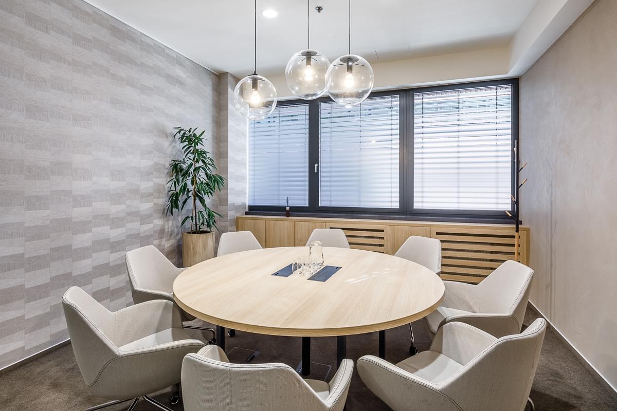 Zasedací místnost ve společnosti ROWAN LEGAL s přírodními prvky a útulnou atmosférou.