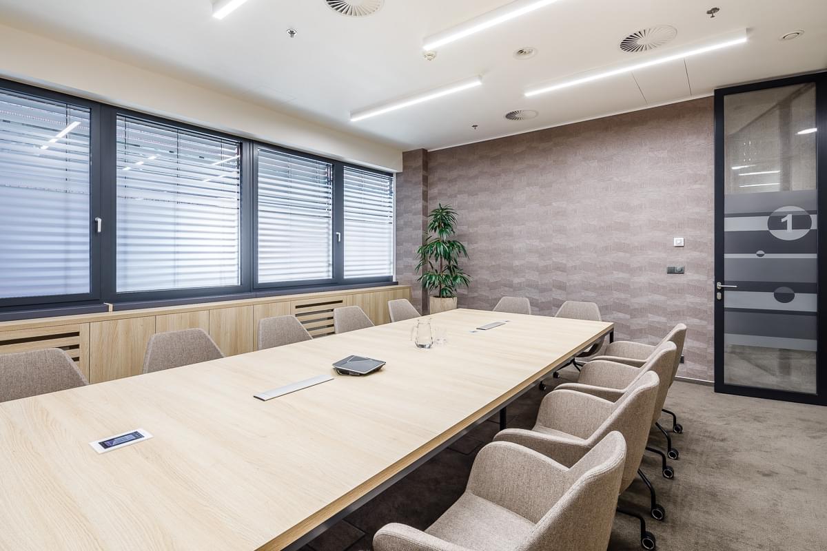 Zasedací místnost v advokátní společnosti ROWAN LEGALv zemitých barvách.