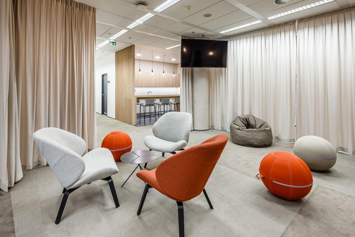 Relaxační zóna pro zaměstnance s křesílky a stylovými sedacími balóny ve společnosti ROWAN LEGAL