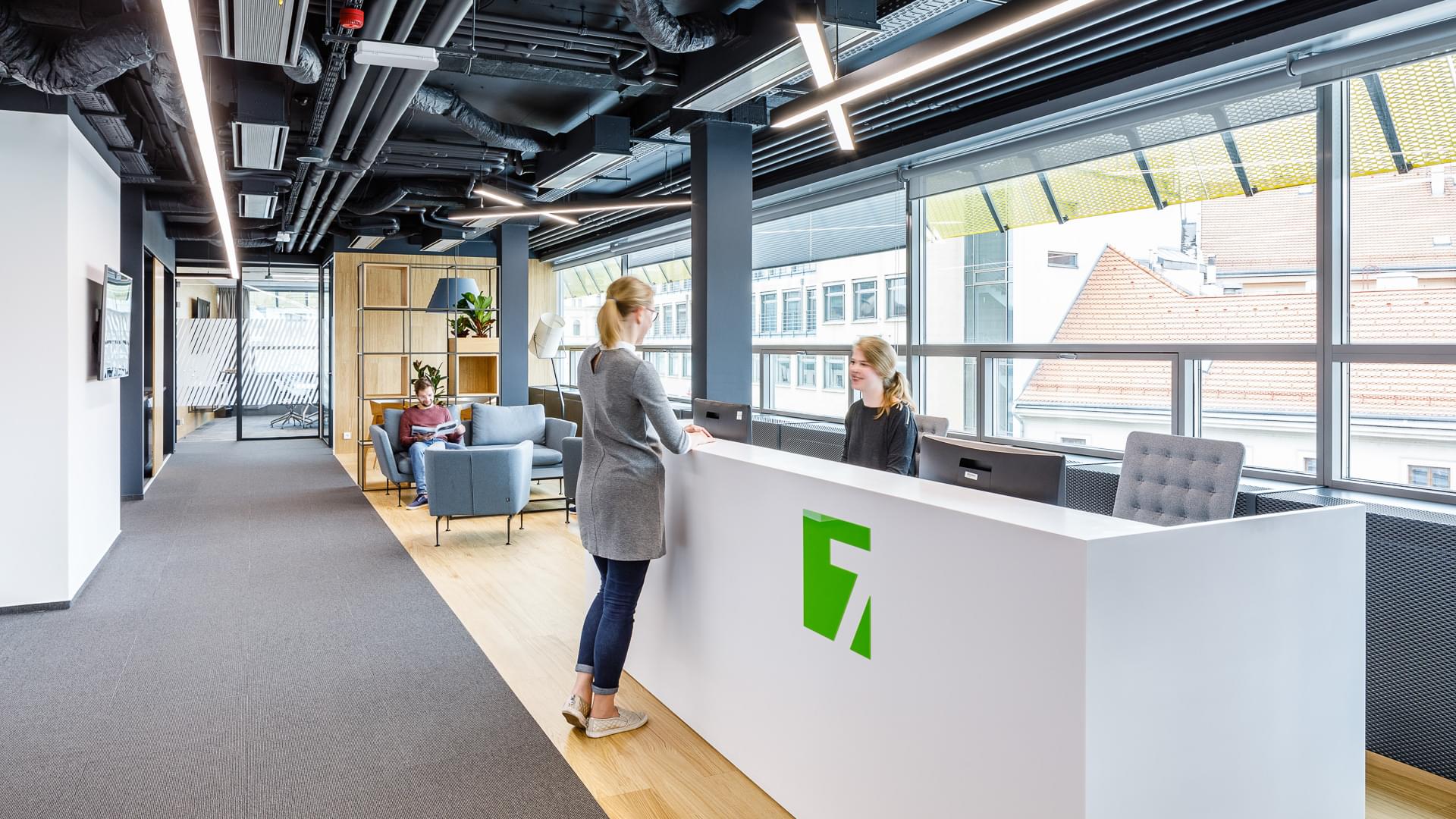 Recepční pult s logem společnosti Sev.en Energy.