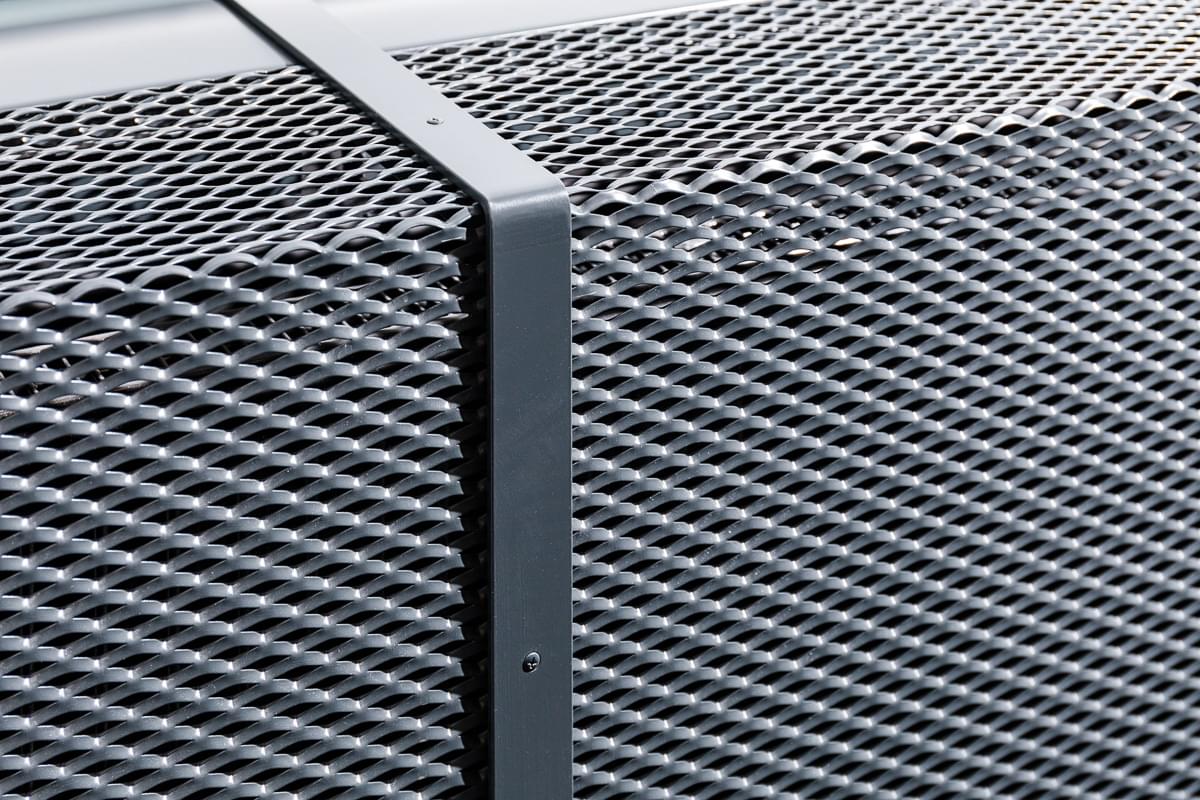 Detail na parapet z tahokovu, který skvěle ladí do interiéru kanceláří Sev.en Energy. 