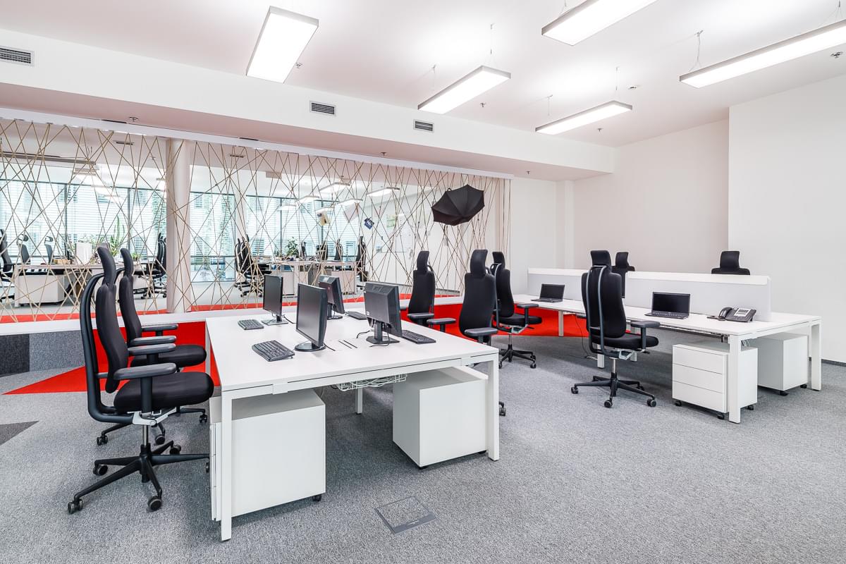 Pohled na open space kancelář s ergonomickým interiérem ve firmě Seznam