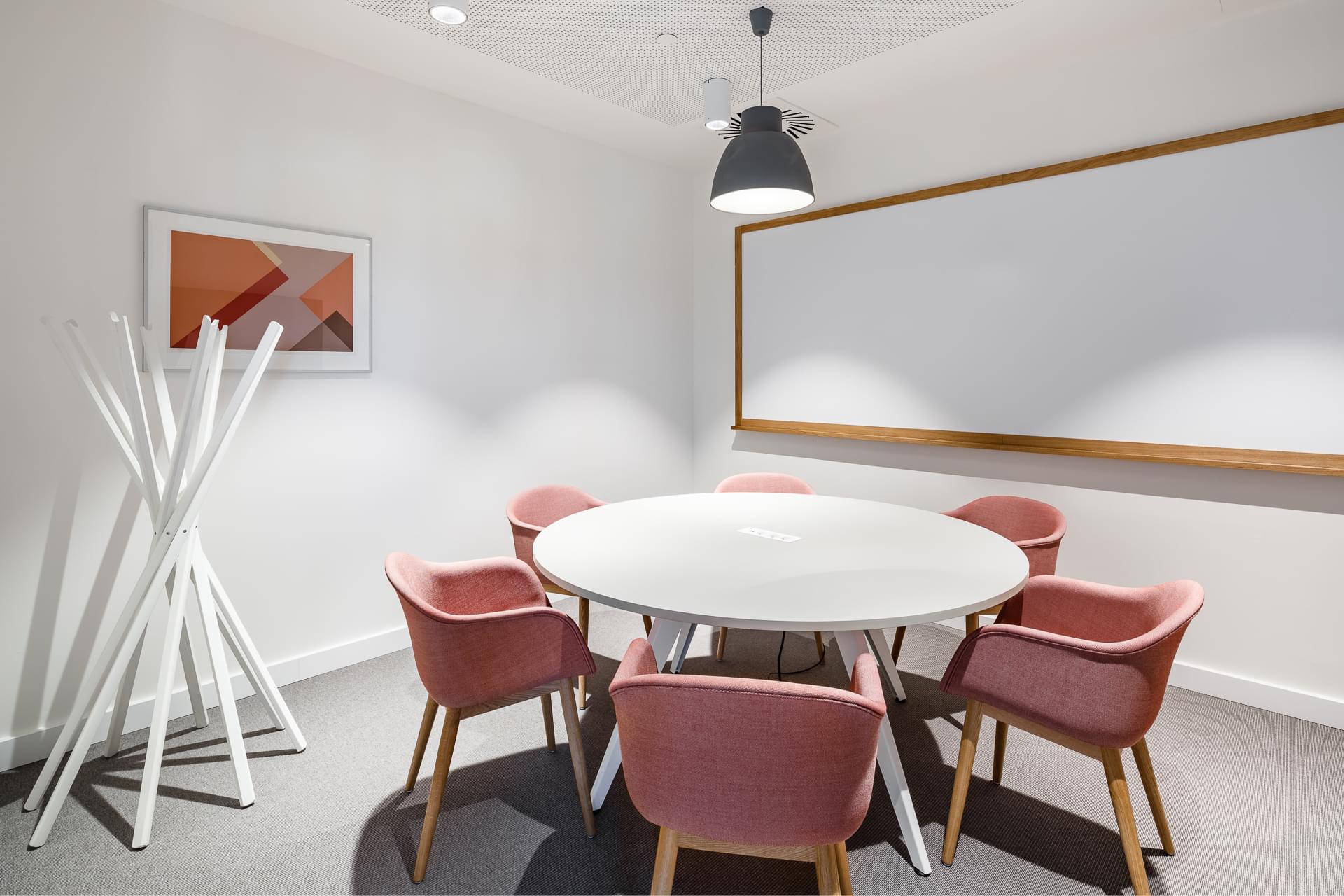 Small meeting room in minimalist design and shades of pink