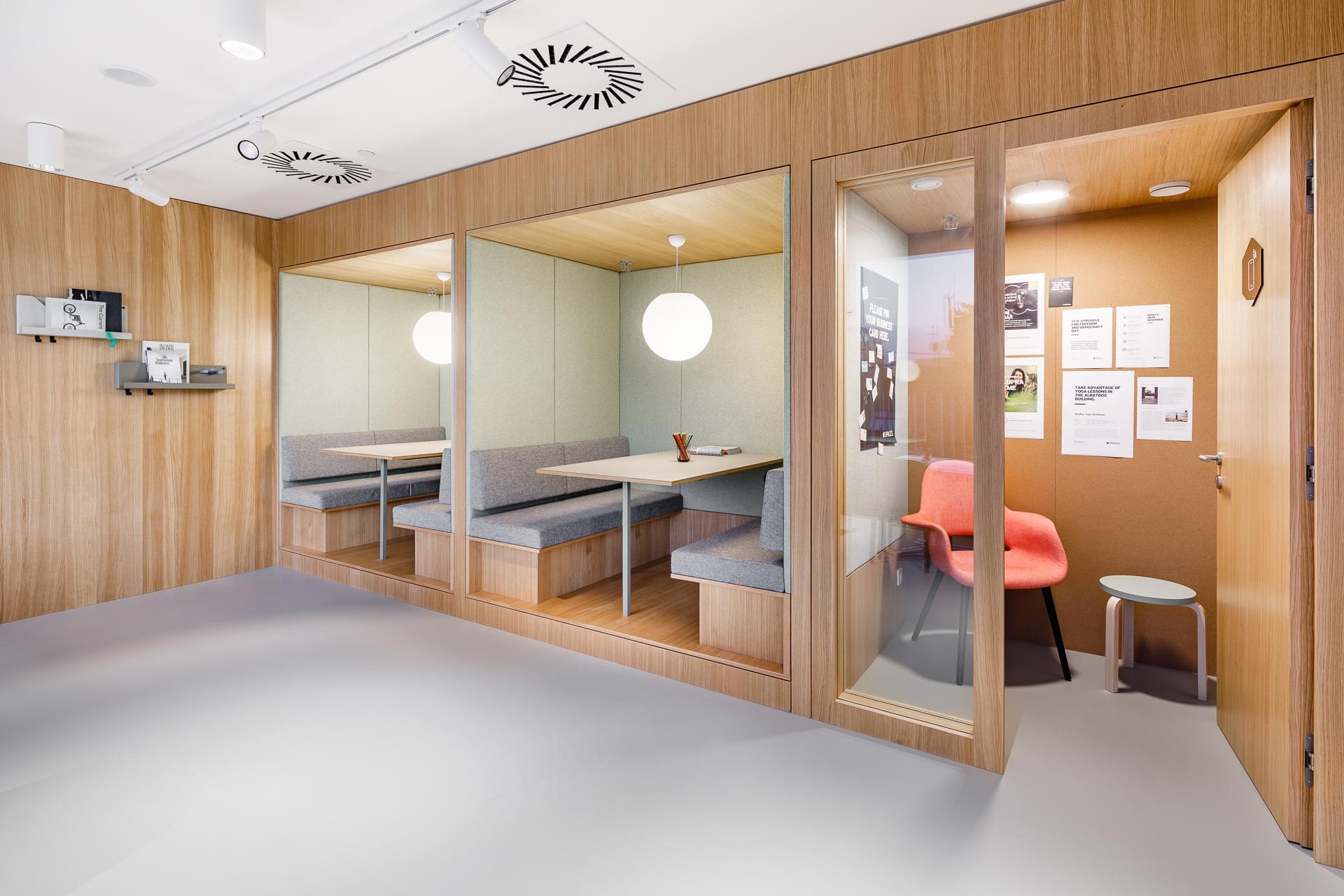 Micro-office buňka pro zaměstnance k většímu soukromí