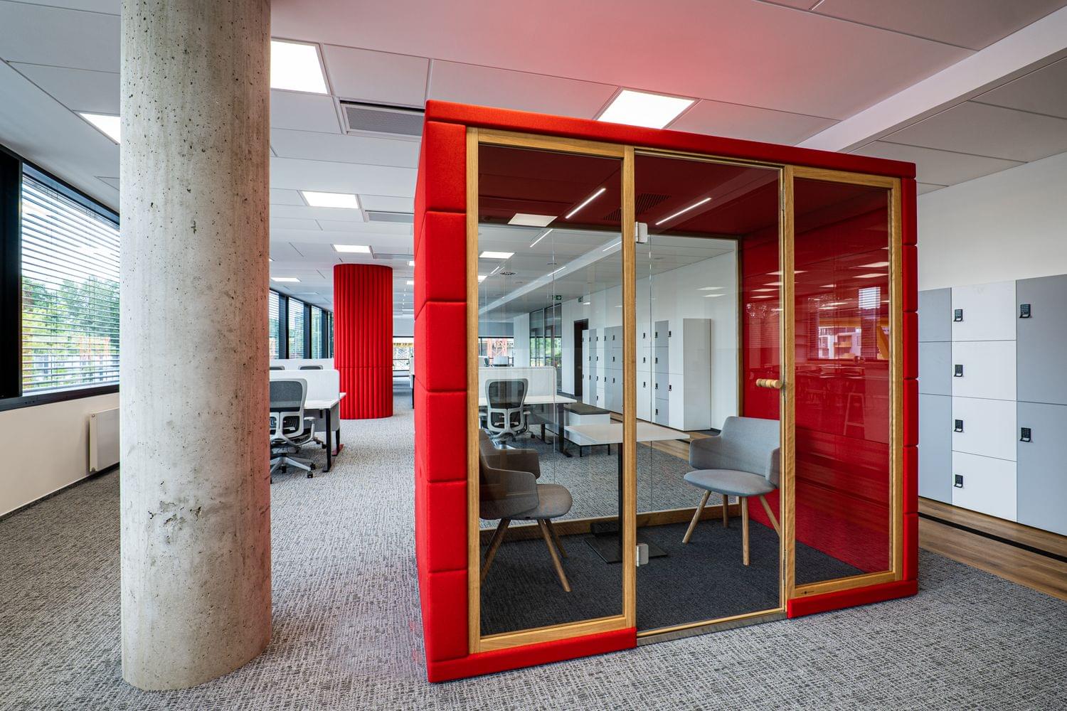Phone booth with glass doors and acoustic technology 