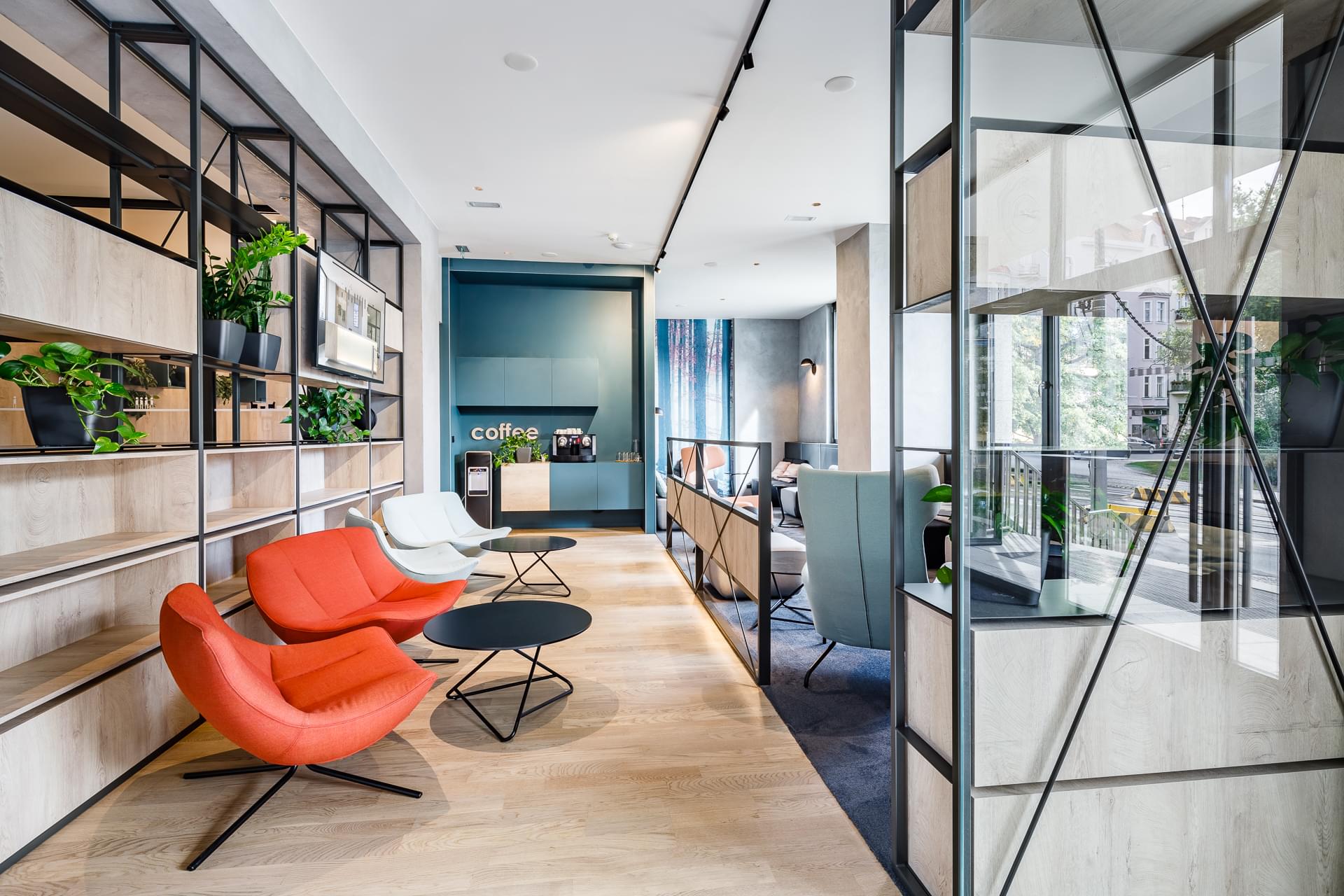 Křesílka se stolečky, kde je možné vychutnat si kávu ve společnosti 100 Towers Holding