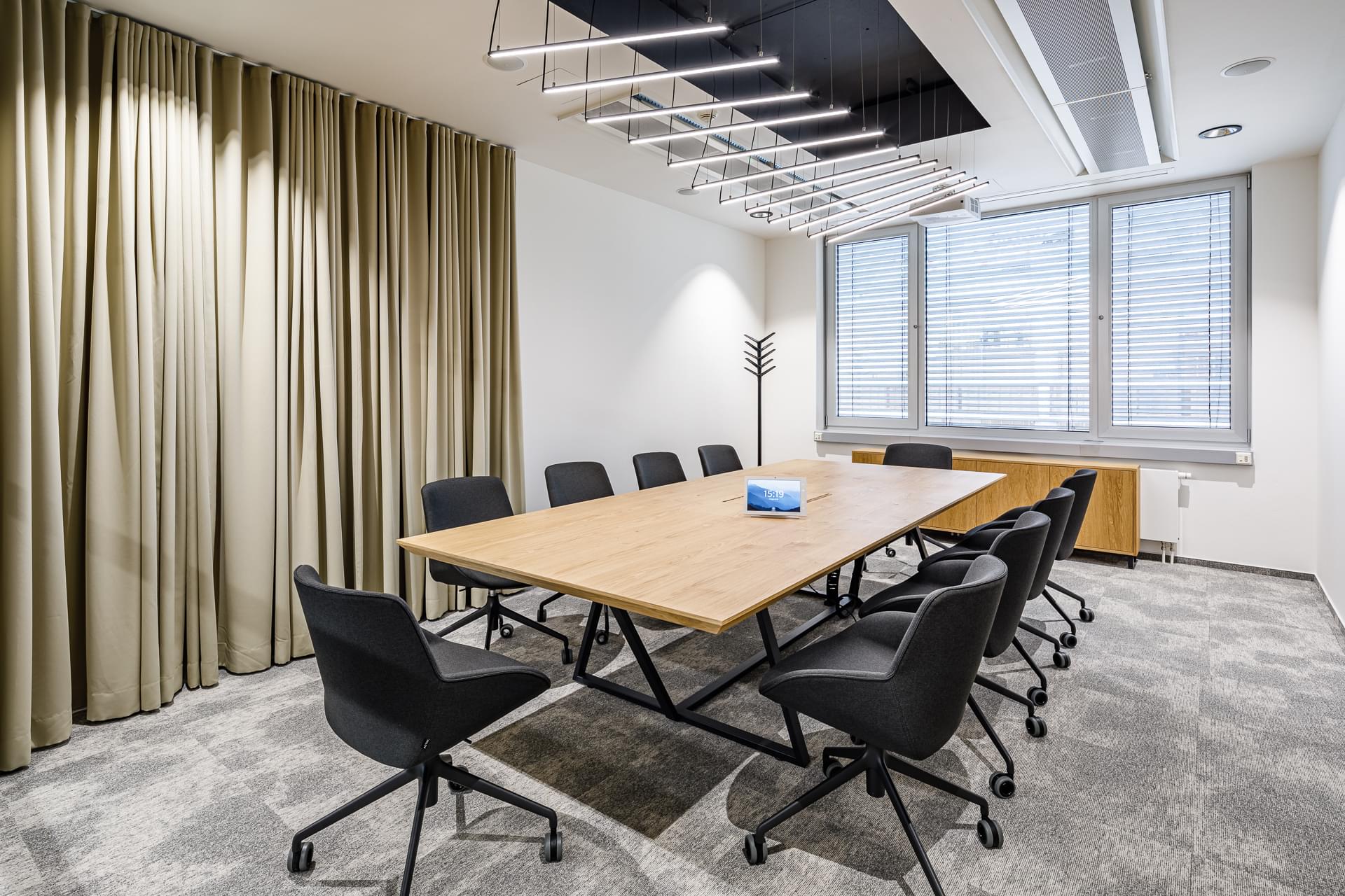 Elegantní zasedací místnost pro konference ve firmě Takeda