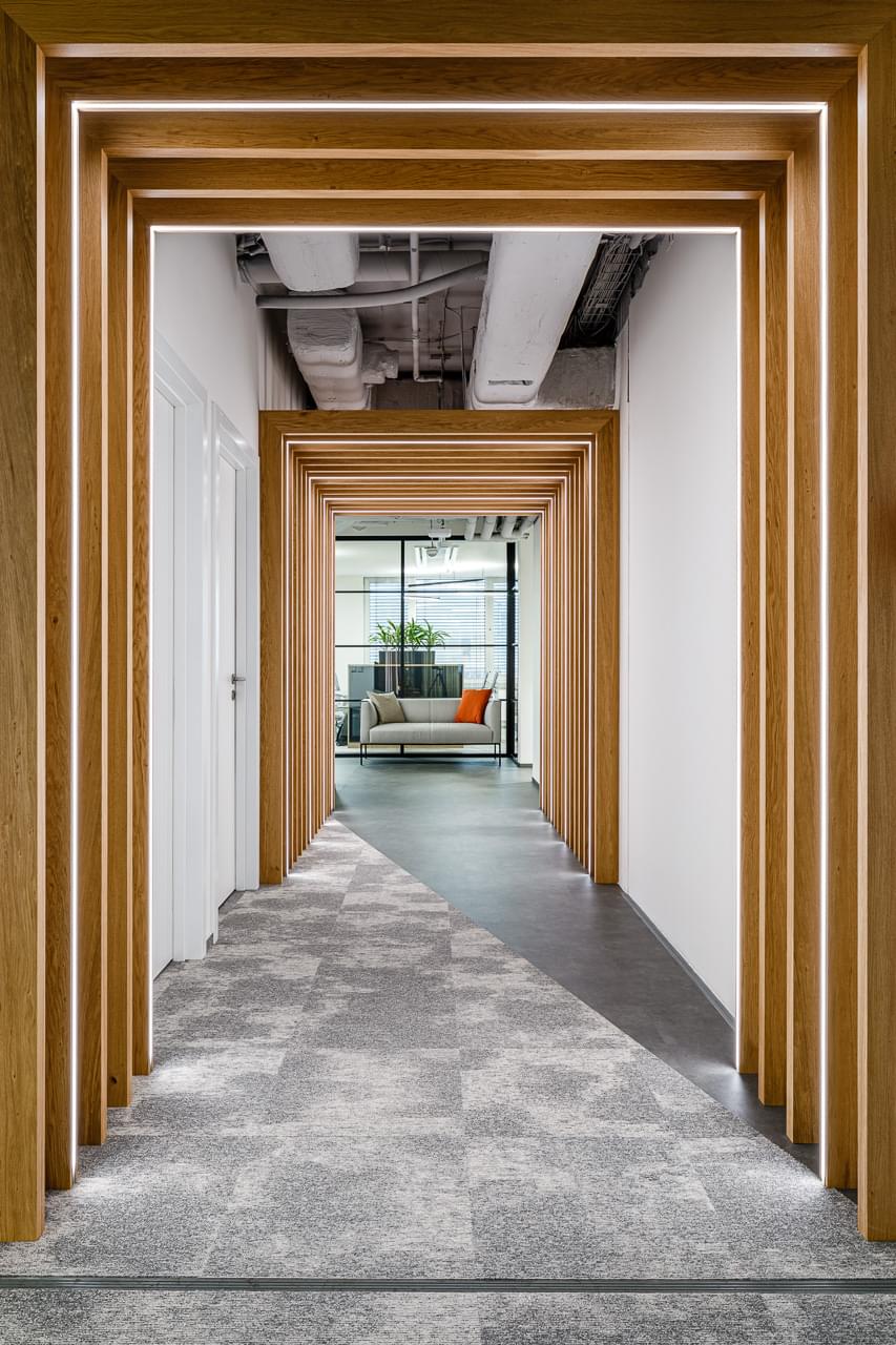 Industriální styl s atypickými prvky ze dřeva a dýhované dřevotřísky