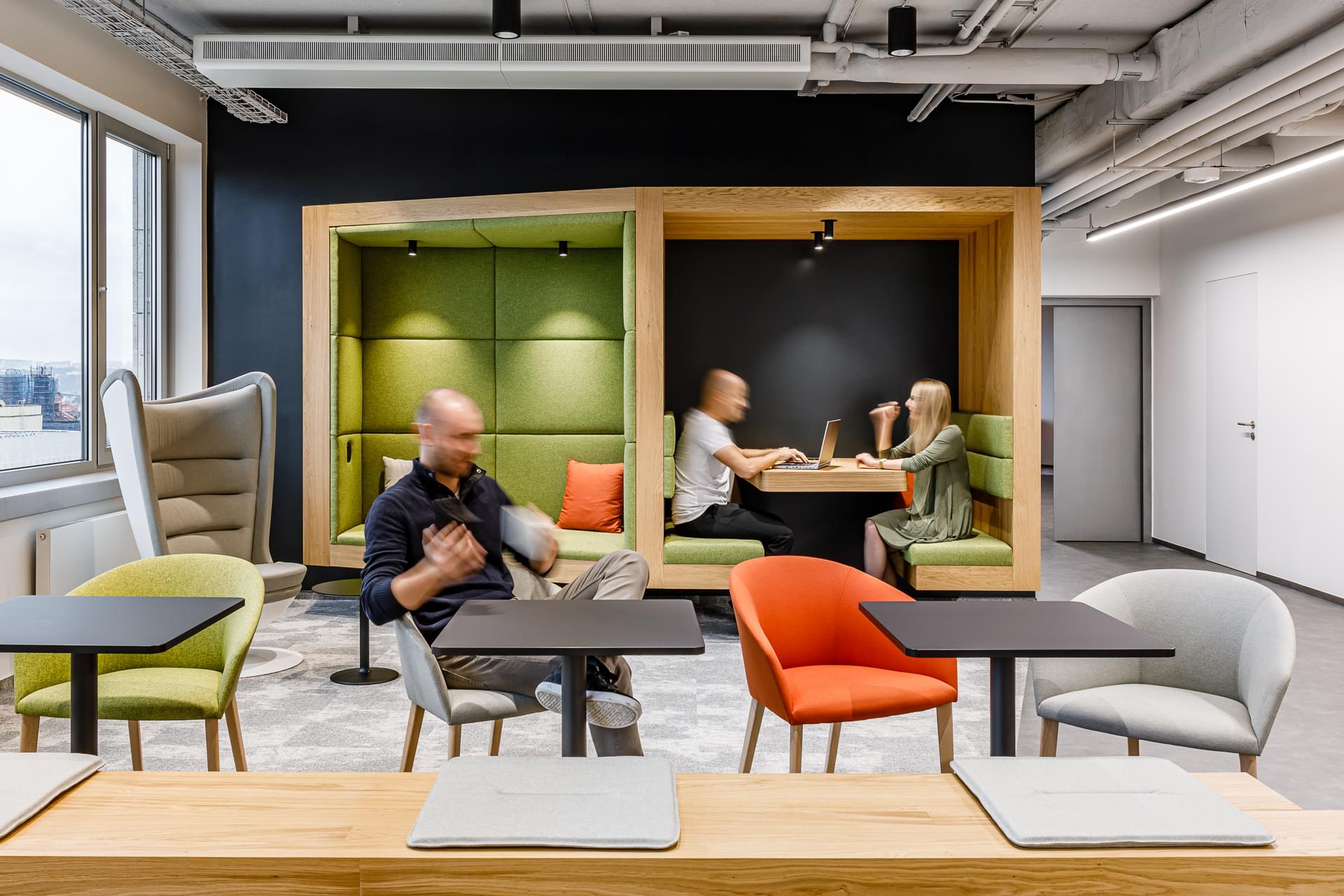 Odpočinková zóna ve firmě Takeda s komfortním interiérem pro relax zaměstnanců