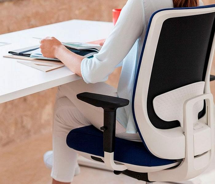 Kancelářské prostředí s designovou židlí