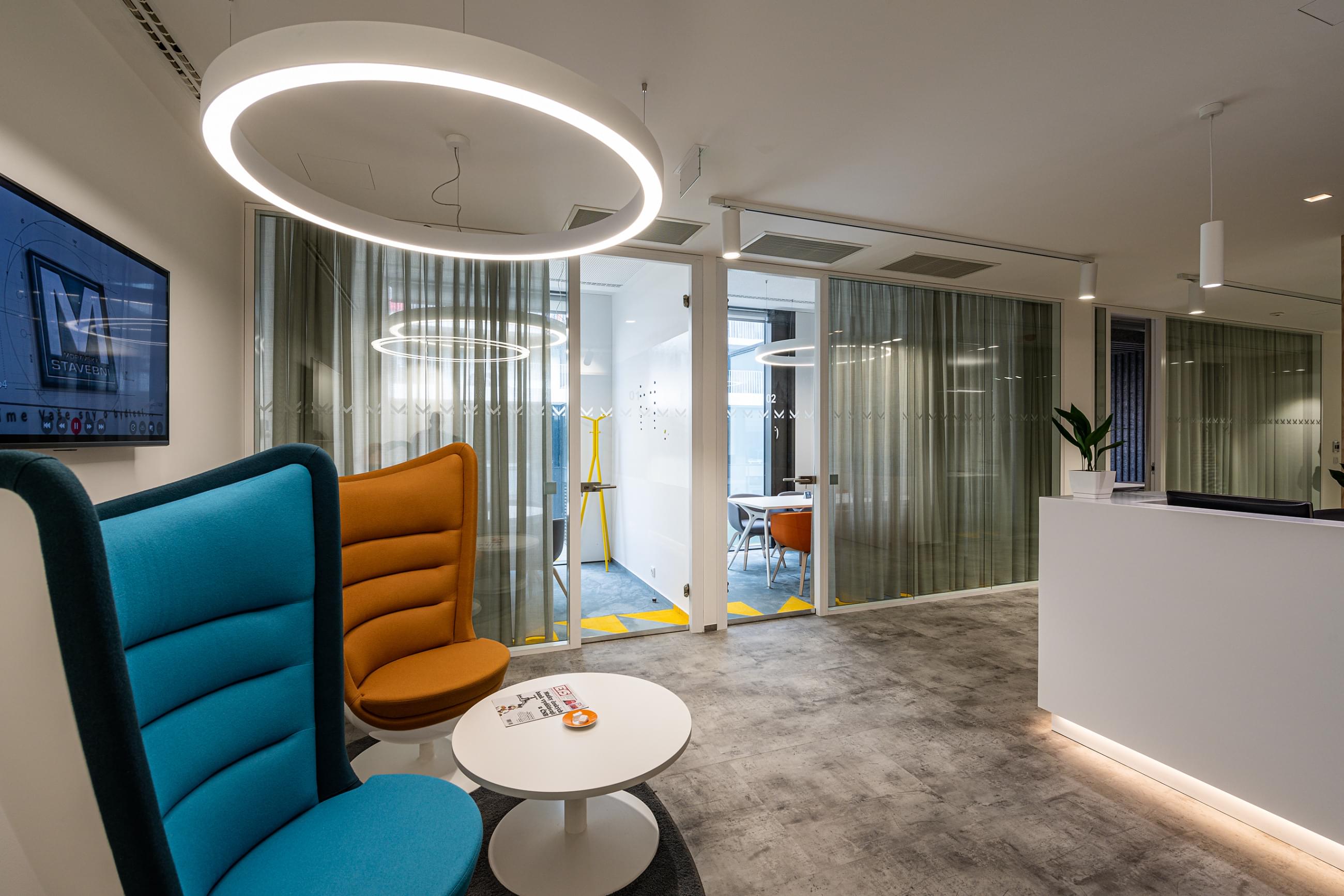 Moderní recepce s lobby prostorem pro klienty ve firmě MS Invest