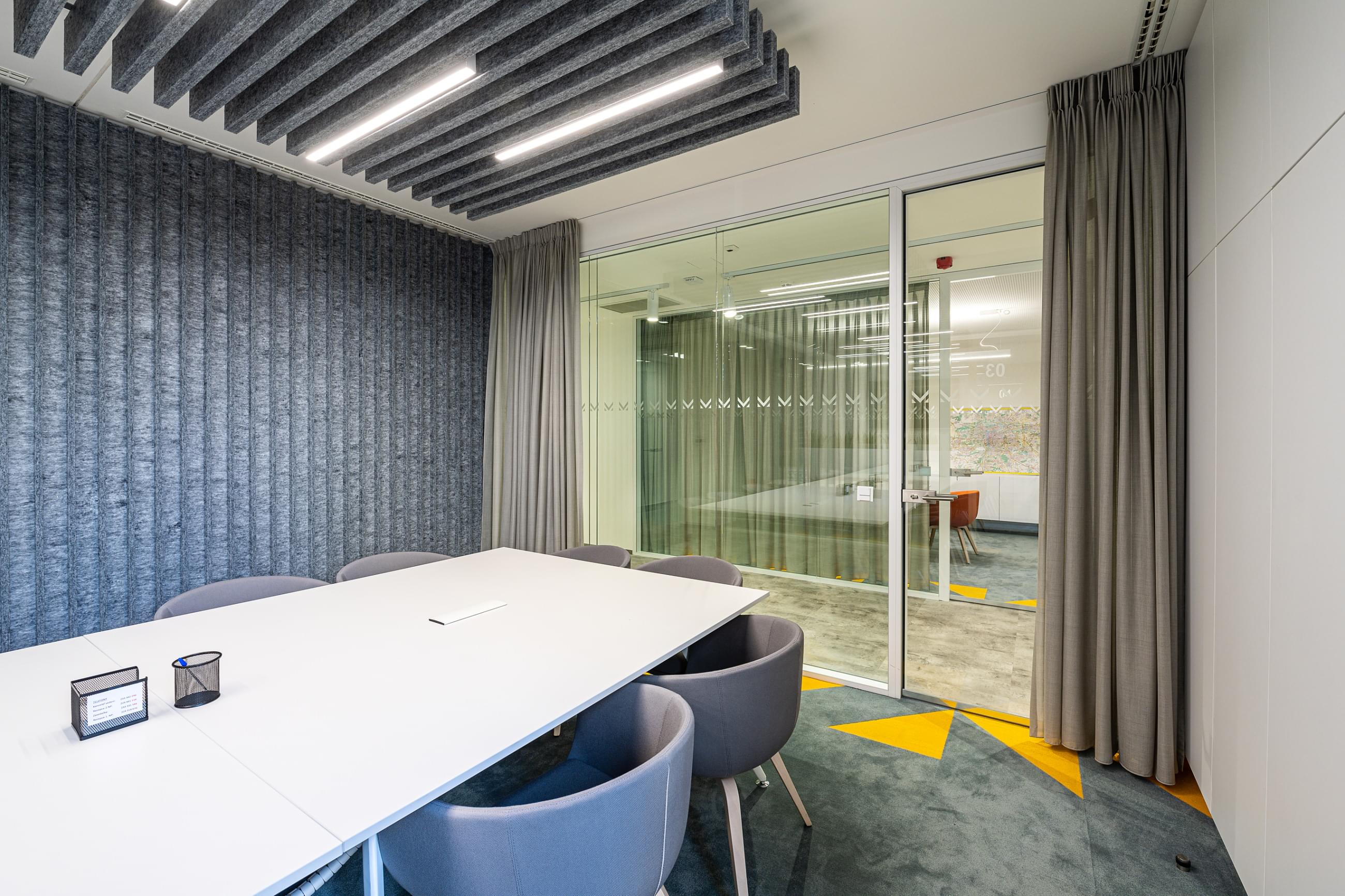 Meeting room s promyšlenou akustikou a liniovými svítidly ve firmě MS Invest