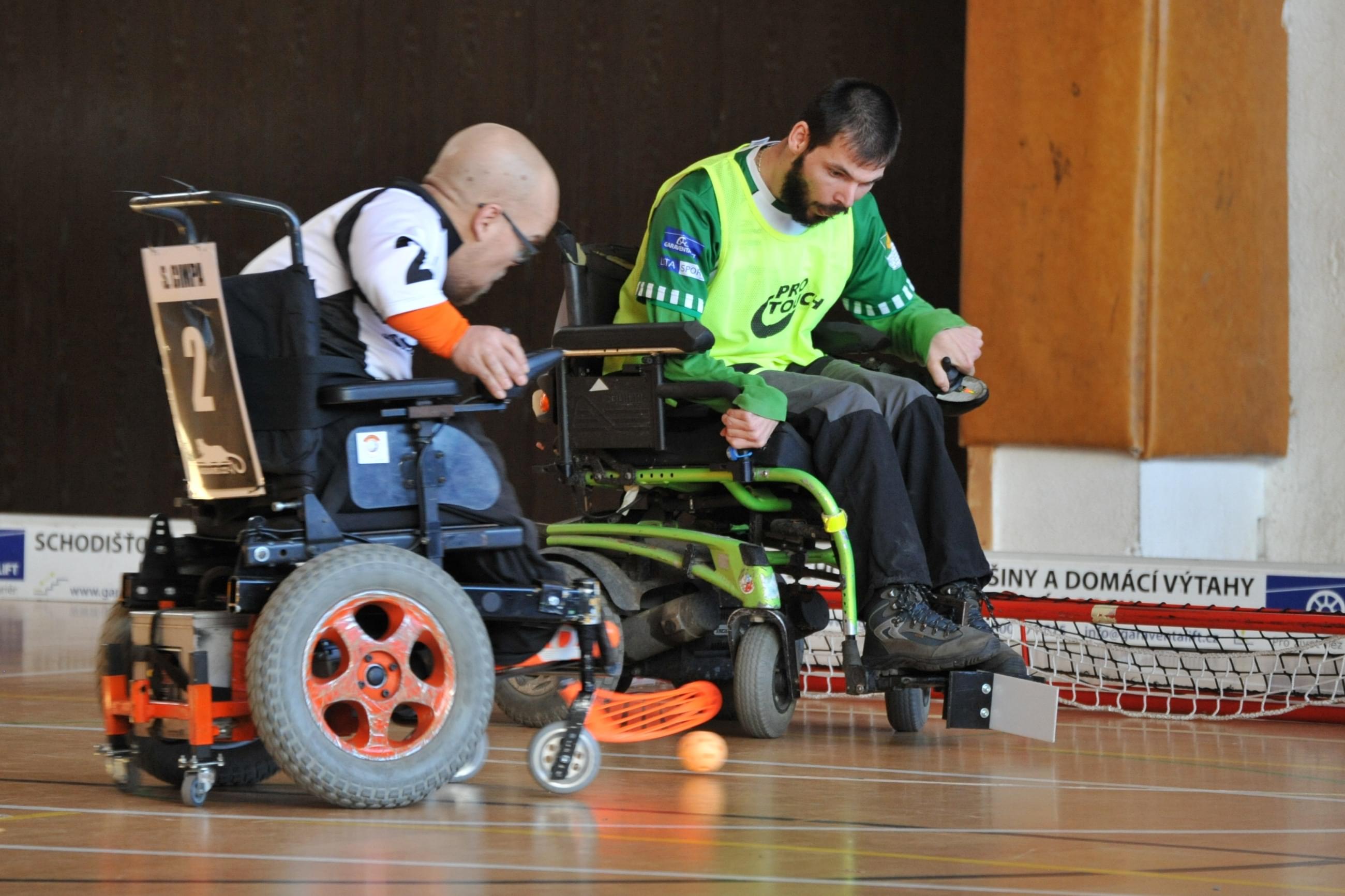 <img src="powerchair hockey" alt="Nová sportovní forma florbalu pro vozíčkáře založena díky spolku Flor-in">
