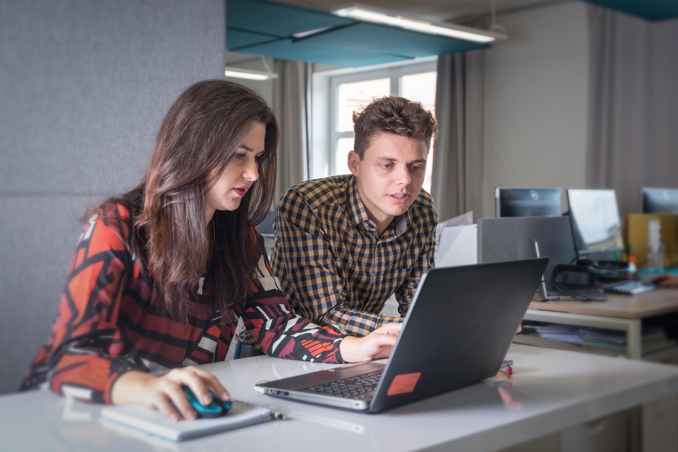 meeting-team-business-open-space-office-CAPEXUS-kanceláře-designové kanceláře-kanceláře CAPEXUS