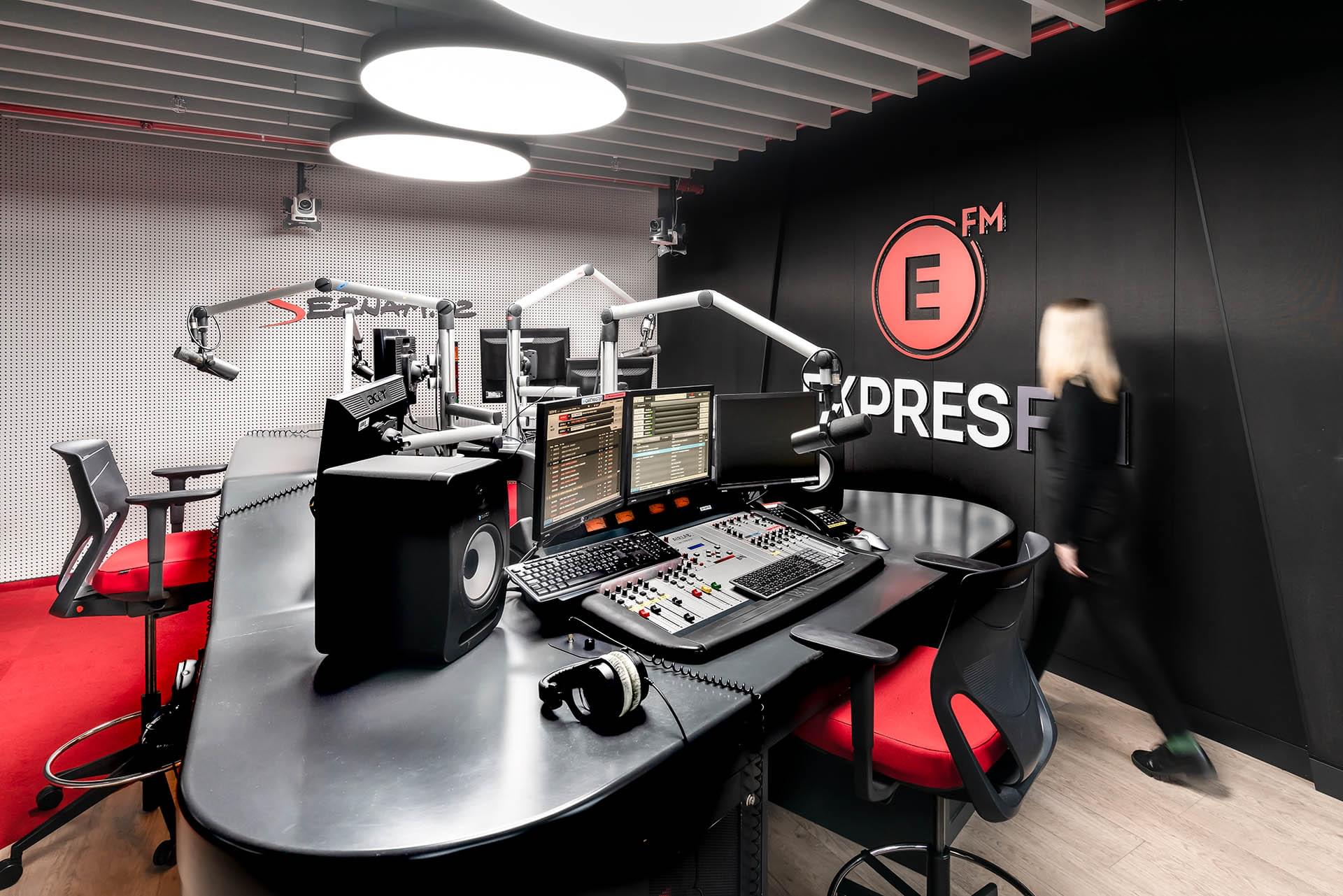 Nahrávací studio ExpresFM v černo červeném provedení