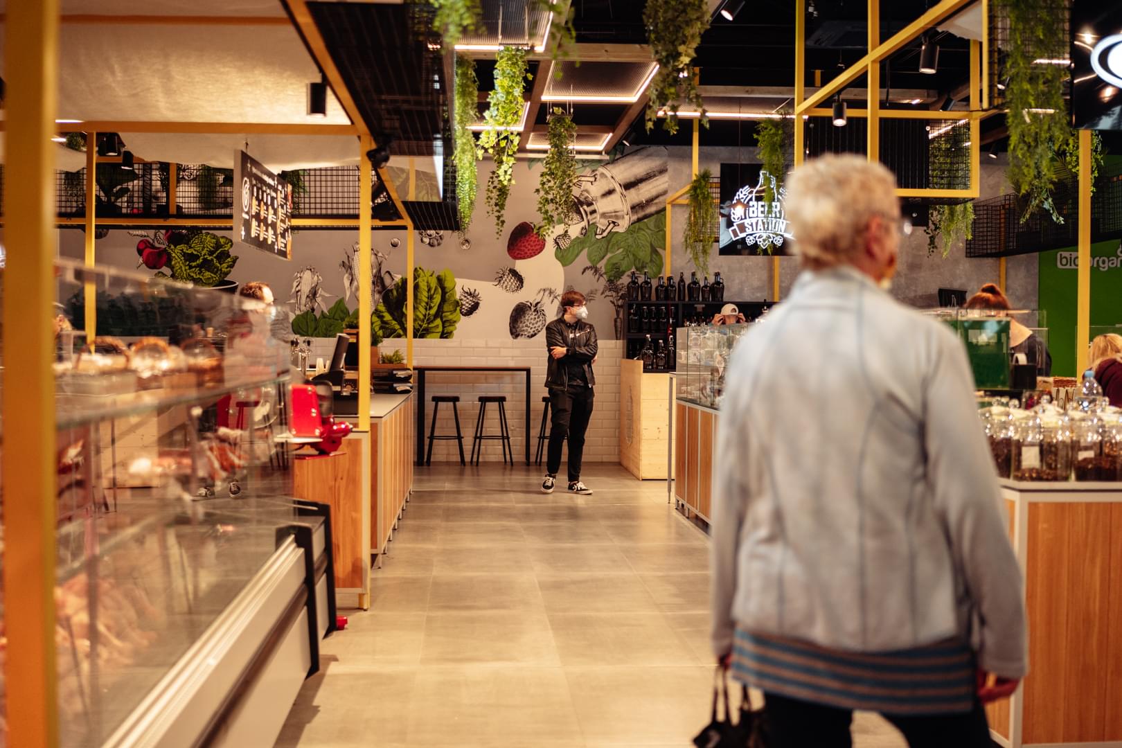 designová prodejna propojující rustikální styl s dřevěnými prvky