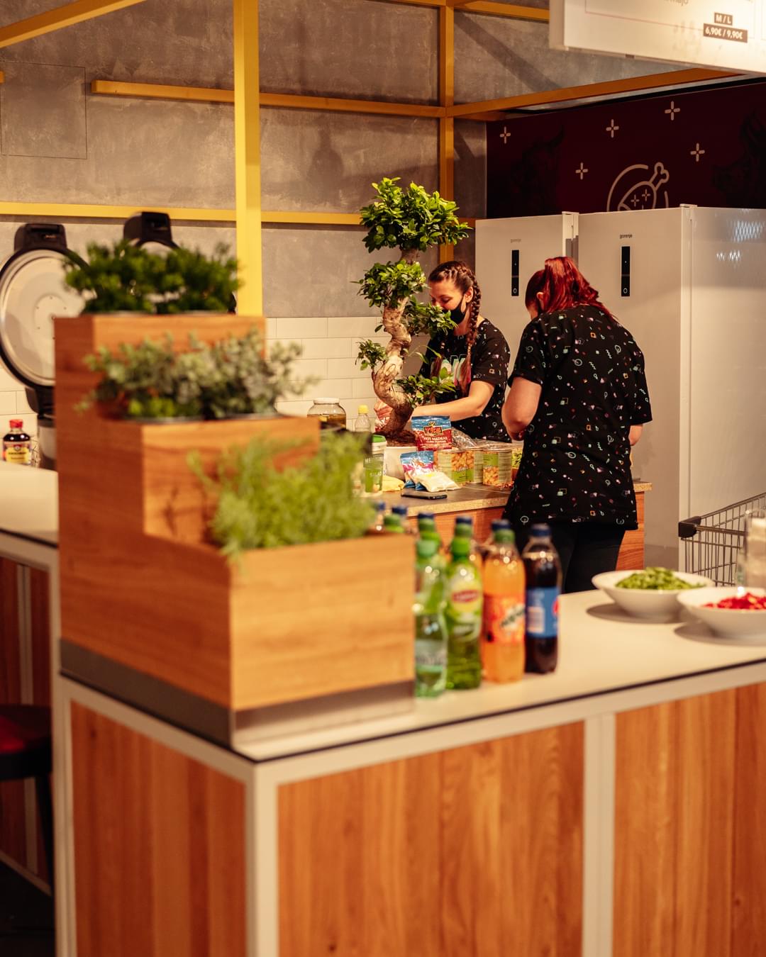 pohled na bylinky ve farmářském obchodě 