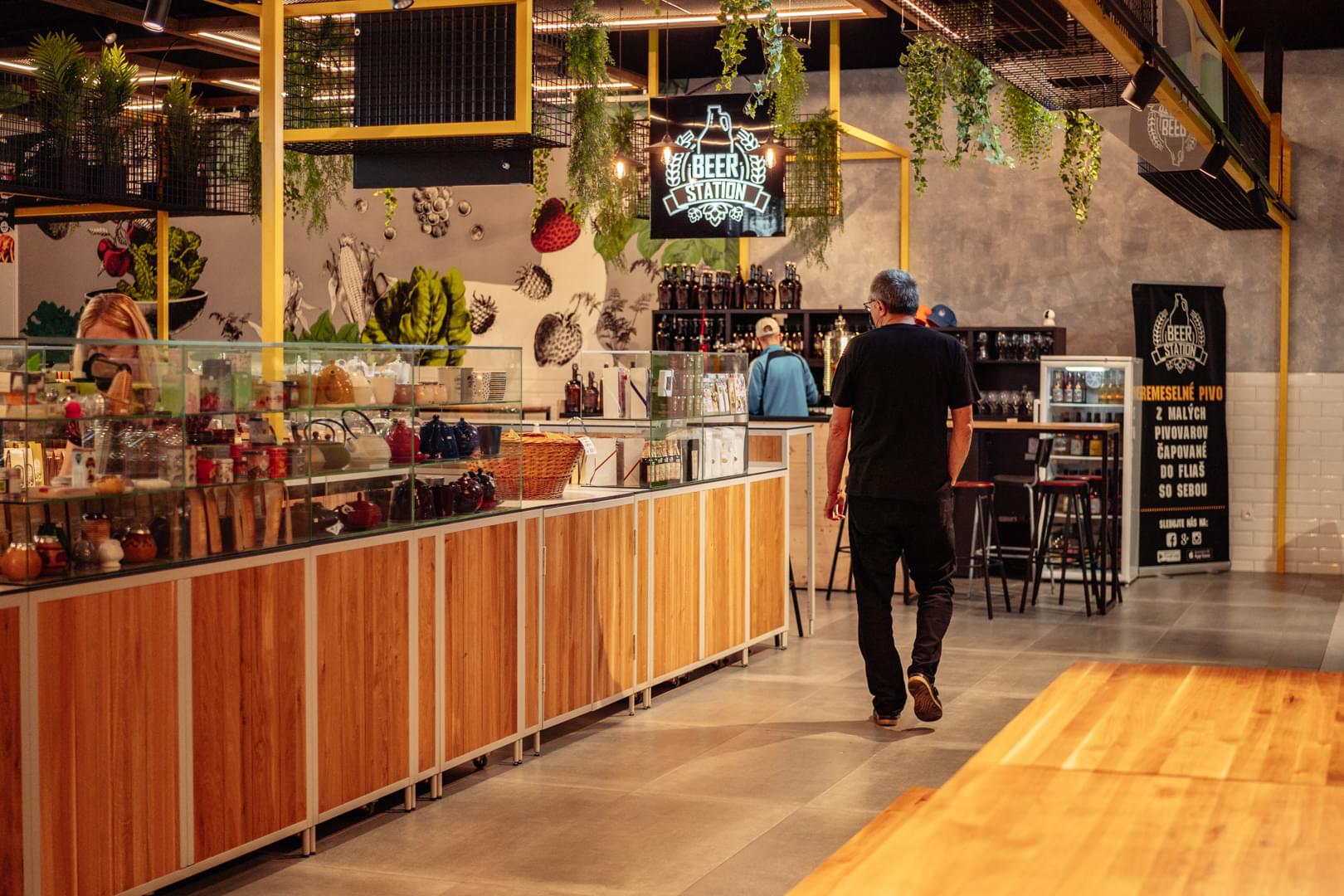 dřevěný regál na potraviny ve farmářské prodejně