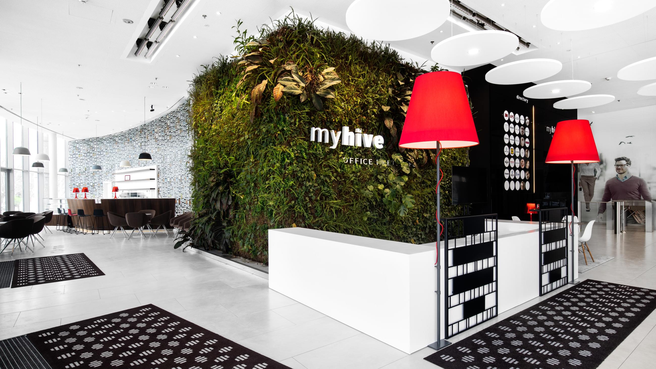 Moderní lobby prostor s živou stěnou plnou rostlin ve společnosti IMMOFINANZ