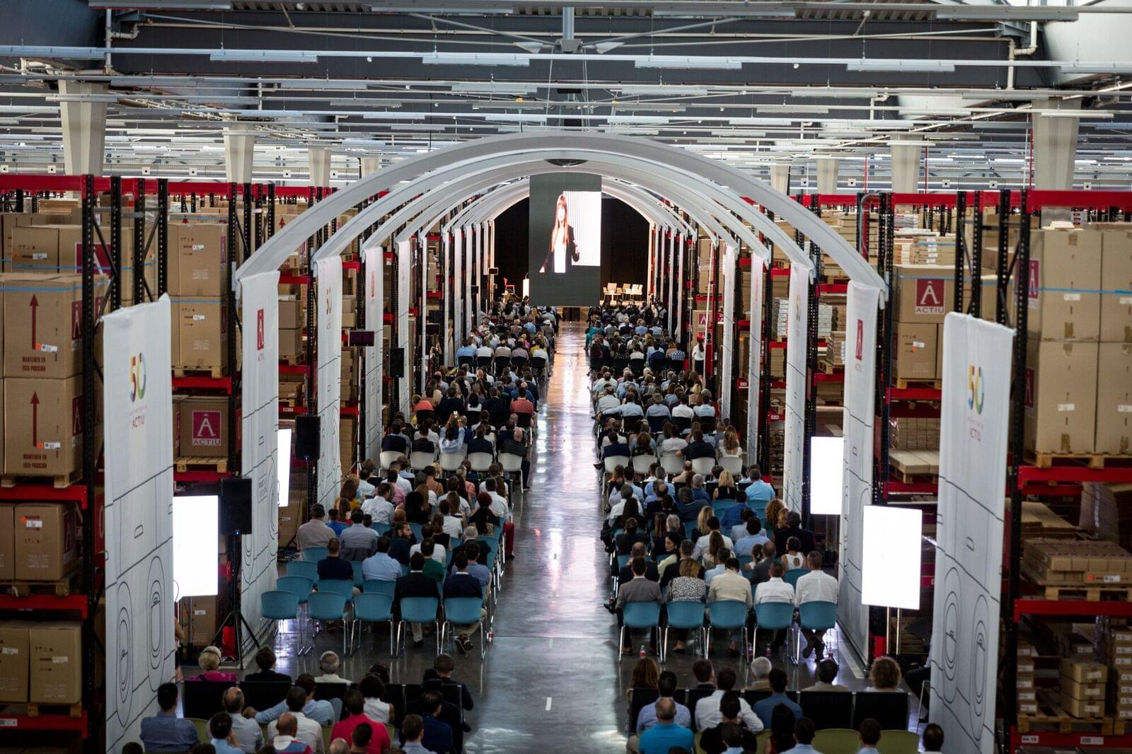 Oslavy 50.výročí společnosti ACTIU započaly v hale připomínající letištní terminál.