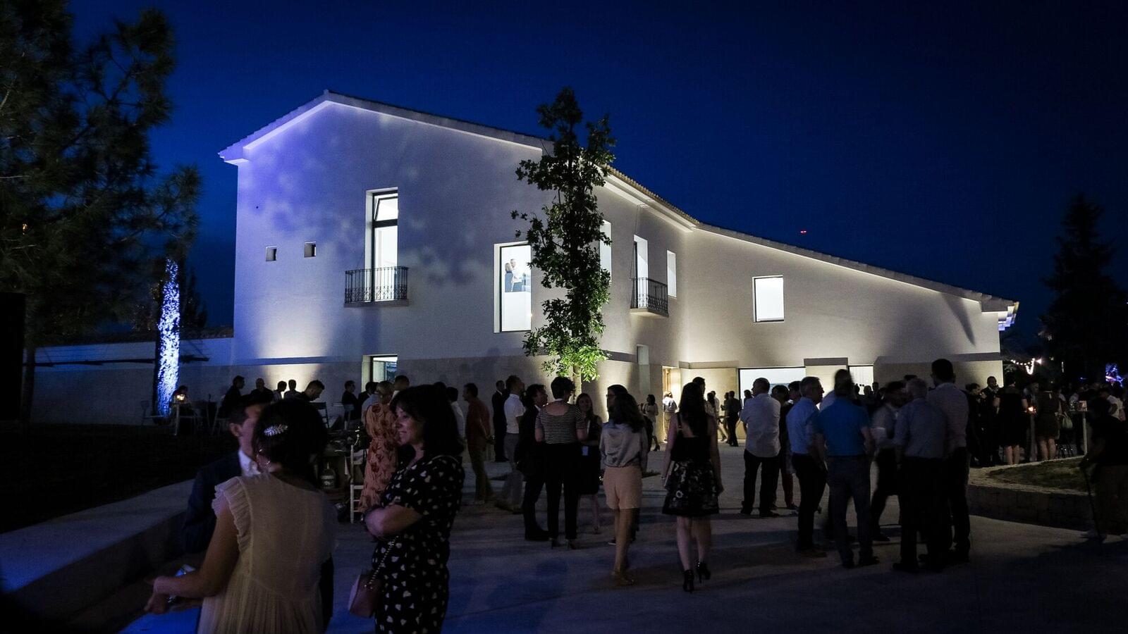 Budova La Venta Flores  s fialově nasvícenou sochou vytvořenou k příležistosti výročí..