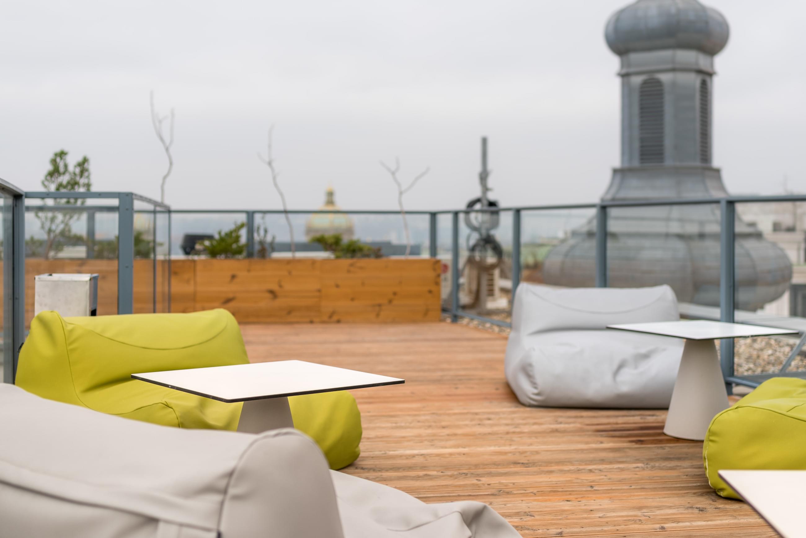 Střešní terasa s dřevěnou podlahou a sedacími vaky v IPP5