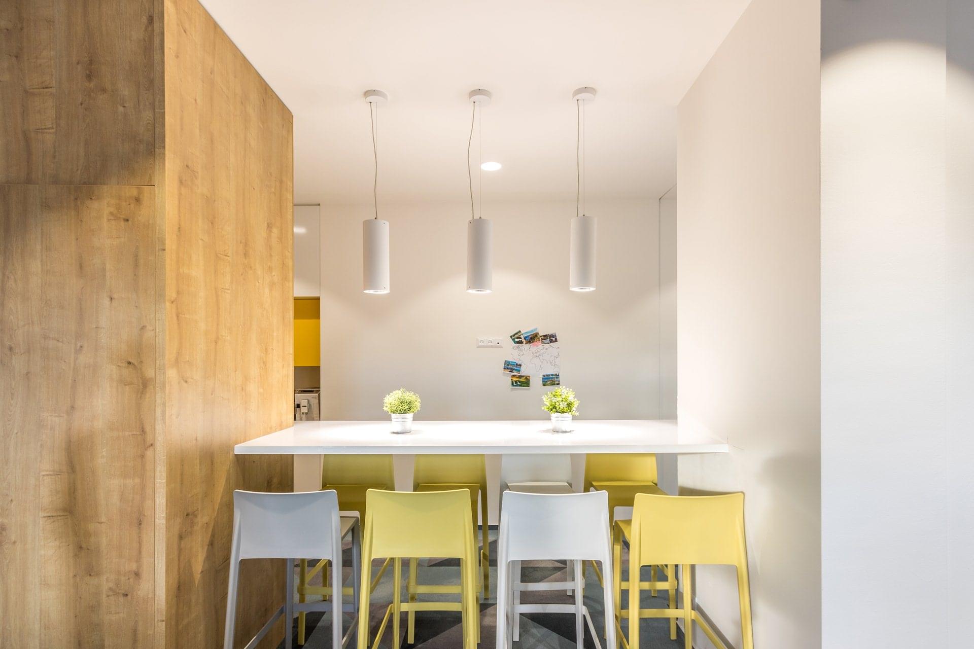 The bar with cozy lighting and indoor plants invites visitors to sit.
