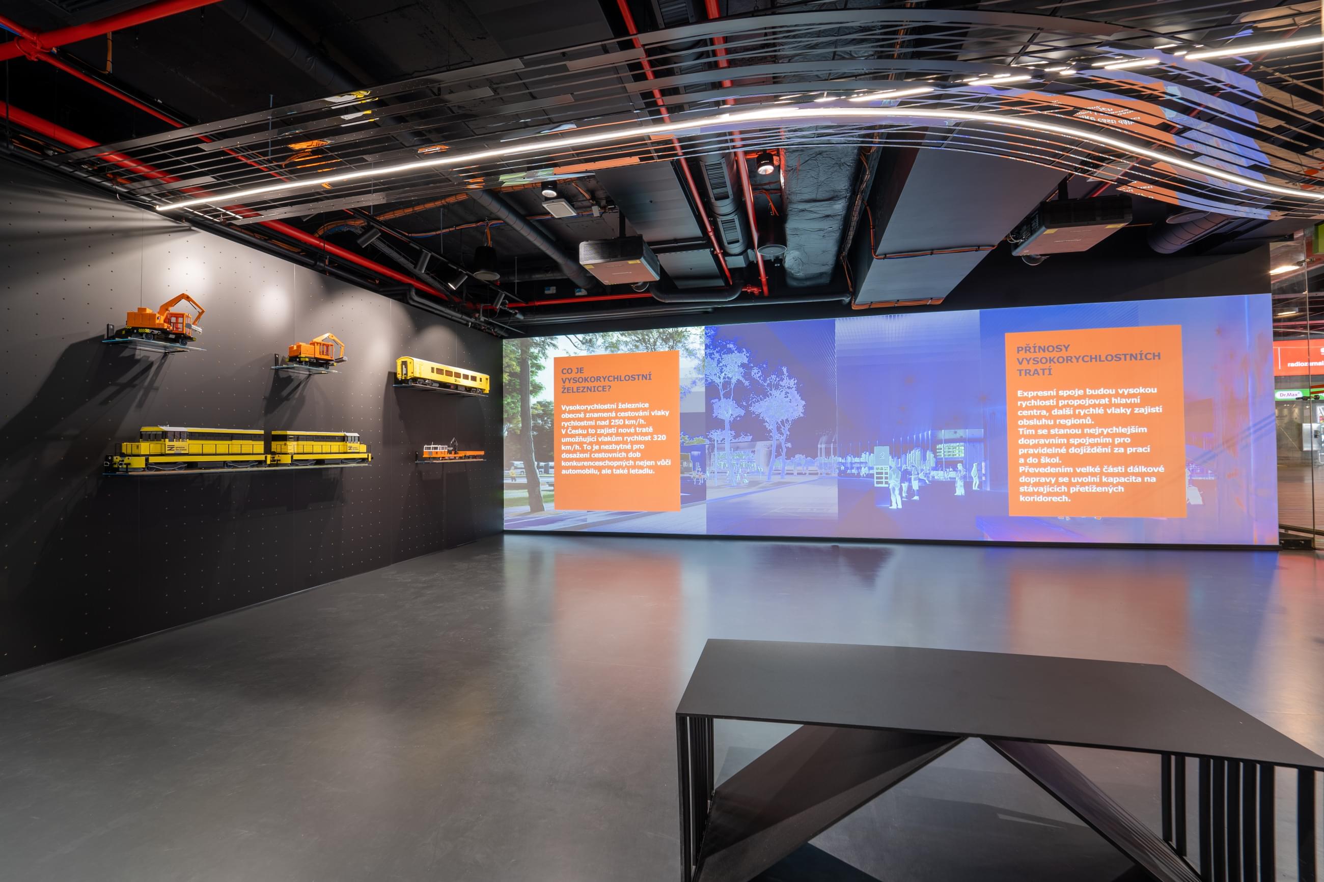 modely vlaků vytištěných na 3D tiskárně v prostoru infocentra
