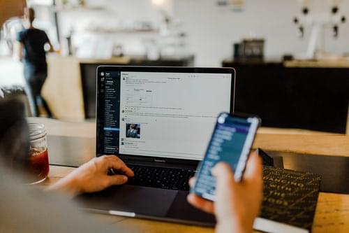 Záběr na pracovní počítač a mobilní telefon