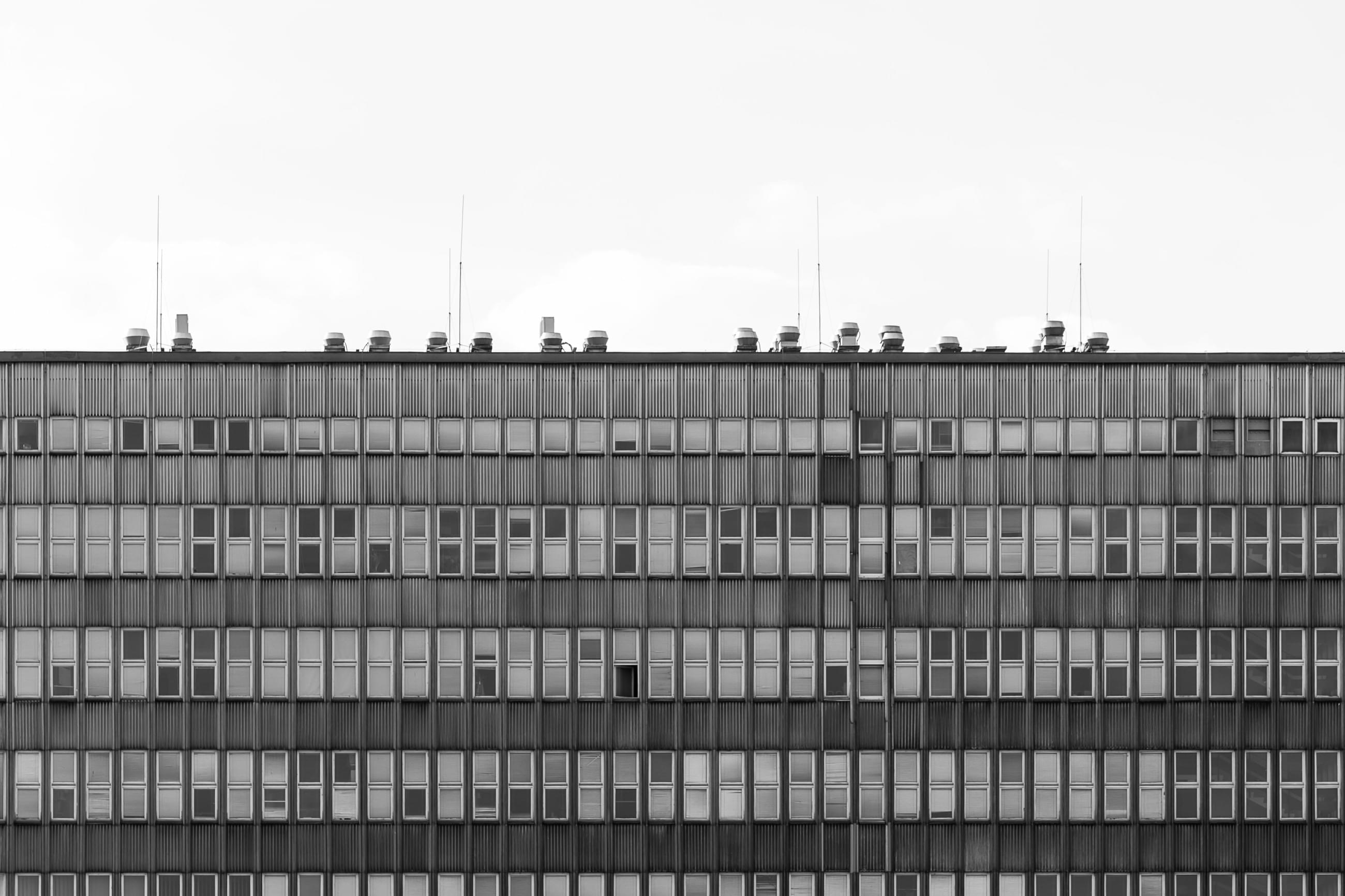 Černobílý pohled na starší typ administrativní budovy