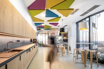 pracovní-kuchyň-akustické-panely-moderní-interiér-pestrobarevnost-CAPEXUS-kanceláře-designové-kanceláře-CAPEXUS-Passerinvest-Passerinvest kanceláře