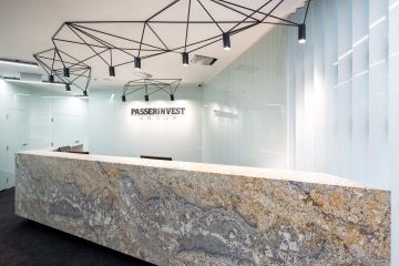Minimalistická recepce z přírodního kamene ve společnosti Passerinvest.