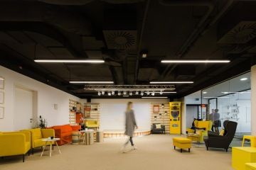 Relaxation zone with presentation stage at Miton