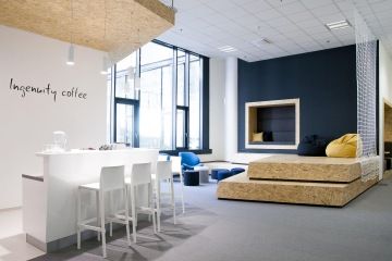 Relaxační místo s místy pro sezení i ležení, a to hned vedle kuchyňky s barovým pultem a barovými židlemi.