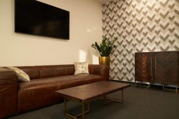 The golden flower pots supplied by our partner Flower Service bring a touch of luxury to the open space and brighten up the space